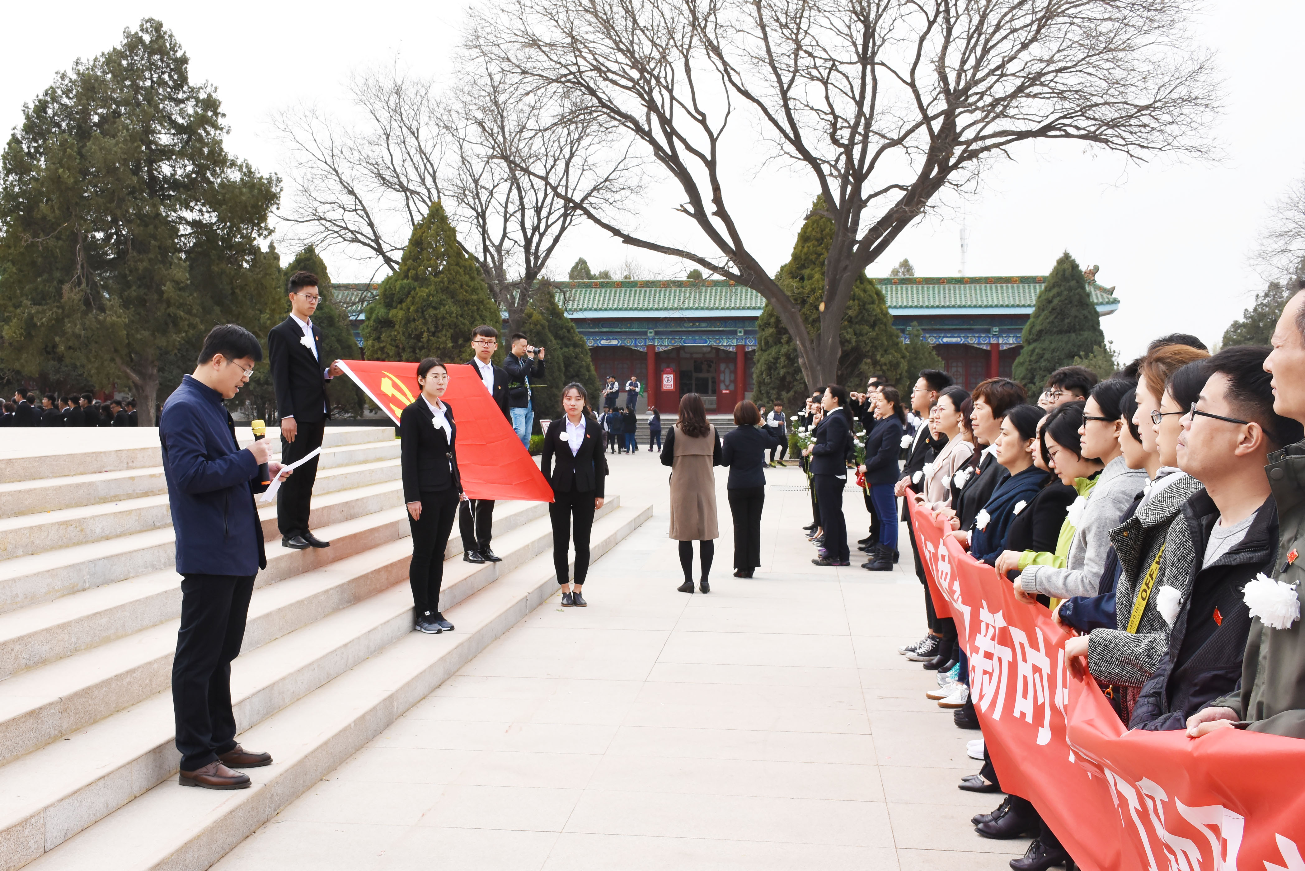 艺术学院党委组织师生党员前往牛驼寨烈士陵园扫墓
